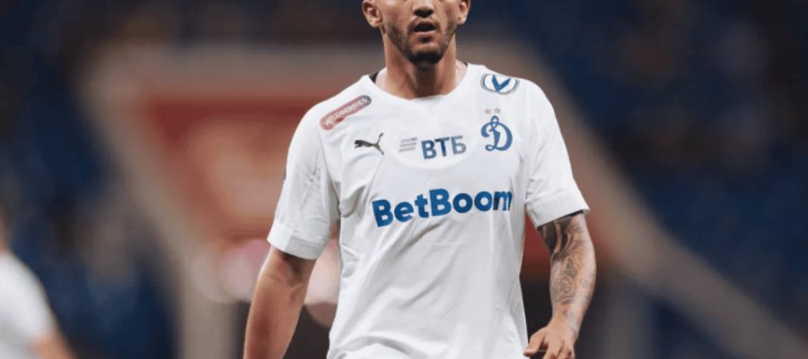 Operan con éxito a Luis Chávez, tras rotura del ligamento cruzado anterior