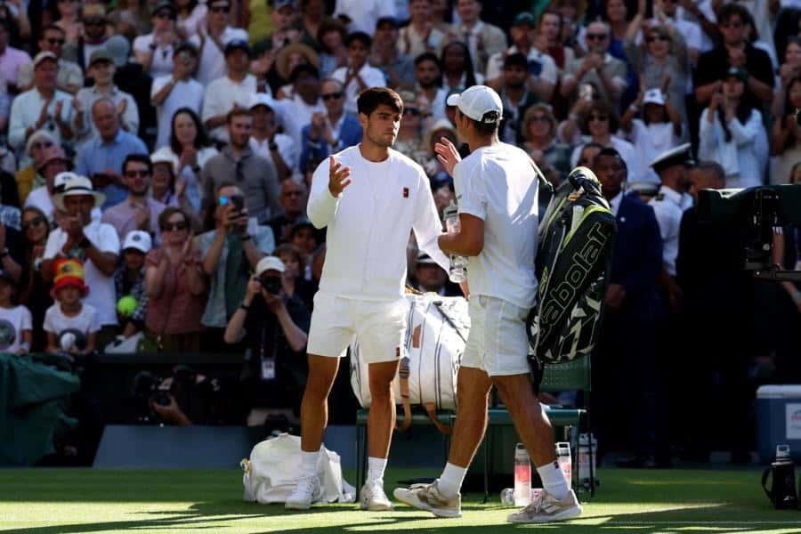 Carlos Alcaraz vence al debutante Oliver Tarvet; avanza a siguiente ronda de Wimbledon Carlos Alcaraz vence al debutante Oliver Tarvet; avanza a siguiente ronda de Wimbledon