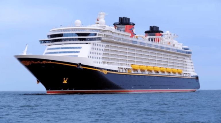 Padre rescata a su hija, luego de que cayera desde la cuarta cubierta de un crucero de Disney