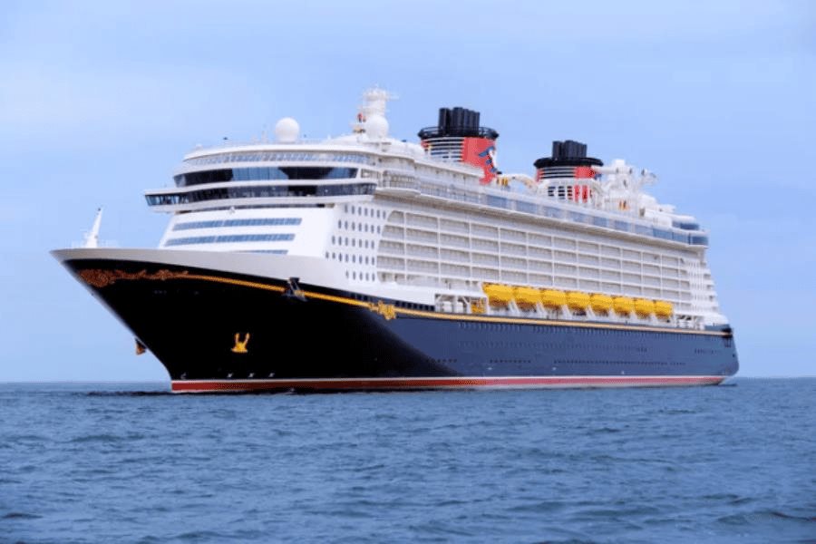 Padre rescata a su hija, luego de que cayera desde la cuarta cubierta de un crucero de Disney Padre rescata a su hija, luego de que cayera desde la cuarta cubierta de un crucero de Disney
