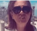 Yolanda Andrade reaparece caminando en la playa con ayuda de bastón