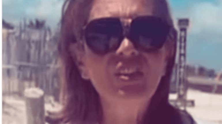 Yolanda Andrade reaparece caminando en la playa con ayuda de bastón