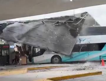 Se desploma parte del techo de la central de autobuses de Aguascalientes