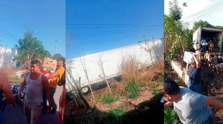 Rapiñan tráiler accidentado sobre la Villahermosa-Macuspana