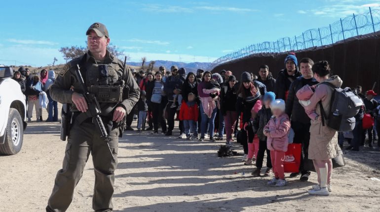 "No estamos de acuerdo": Sheinbaum rechaza plan fiscal de Trump que criminaliza a migrantes