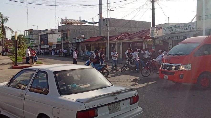 Taxistas de Macuspana protestan por invasión de rutas Taxistas de Macuspana protestan por invasión de rutas