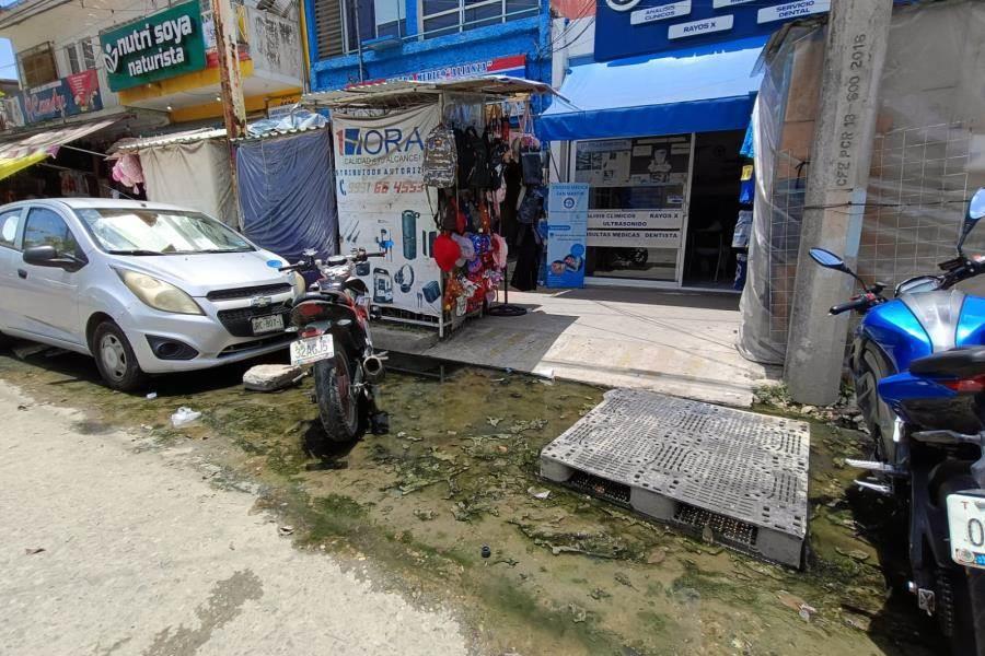 Denuncian fuga de aguas negras en calle Madero Denuncian fuga de aguas negras en calle Madero