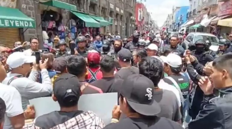 Reportan 3 lesionados tras enfrentamiento entre vendedores ambulantes y policías en Puebla