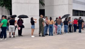 Hacen fila por horas en busca de sus muertos entre los hallados en crematorio de Chihuahua