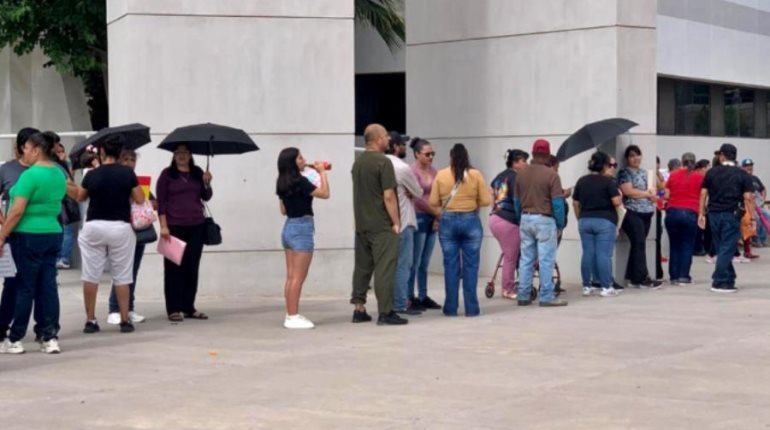 Hacen fila por horas en busca de sus muertos entre los hallados en crematorio de Chihuahua
