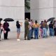 Familias hacen fila por horas en busca de sus muertos entre los cuerpos hallados en crematorio de Chihuahua