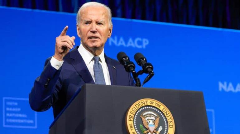 Biden califica como "imprudente y cruel" nueva ley fiscal de Trump