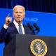 Biden califica como "imprudente y cruel" nueva ley fiscal de Trump