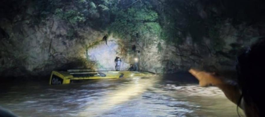 Mueren 7 personas y 16 más resultan heridas tras caída de autobús a un río en Guerrero Mueren 7 personas y 16 más resultan heridas tras caída de autobús a un río en Guerrero