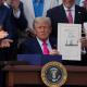 Trump firma su "gran y hermosa" ley fiscal con impuesto a remesas