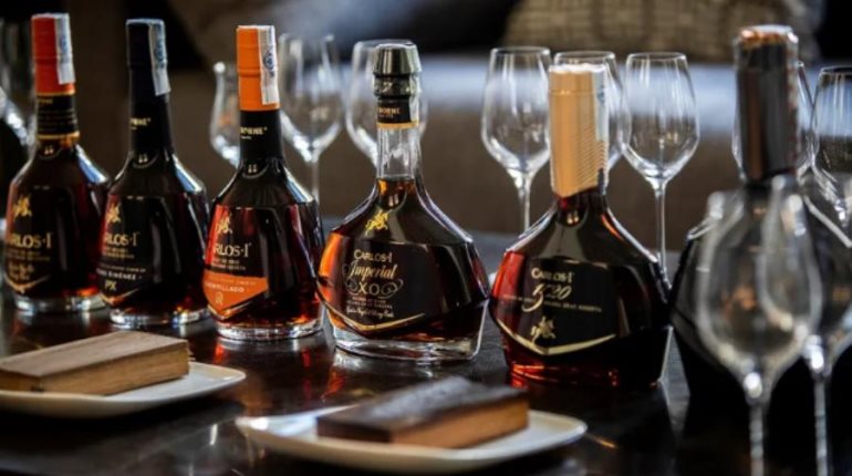 China impone aranceles de hasta 34.9% al brandy europeo