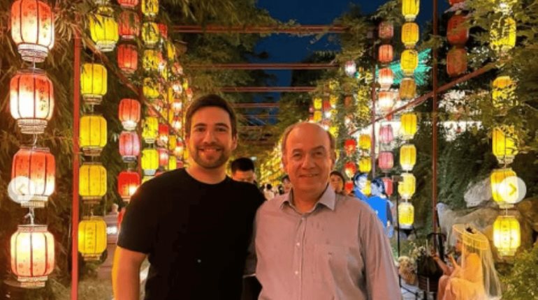 Calderón comparte fotografías con su hijo en China; asegura que fue invitado por razones de trabajo