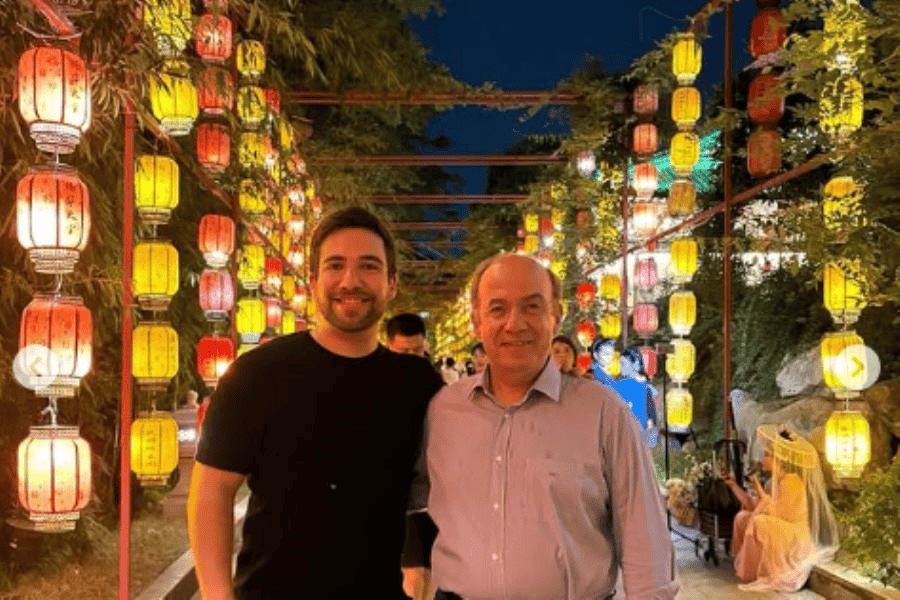 Calderón comparte fotografías con su hijo en China; asegura que fue invitado por razones de trabajo Calderón comparte fotografías con su hijo en China; asegura que fue invitado por razones de trabajo