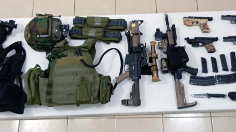 Detienen a estadounidense con arsenal y credencial de la CIA en Edomex