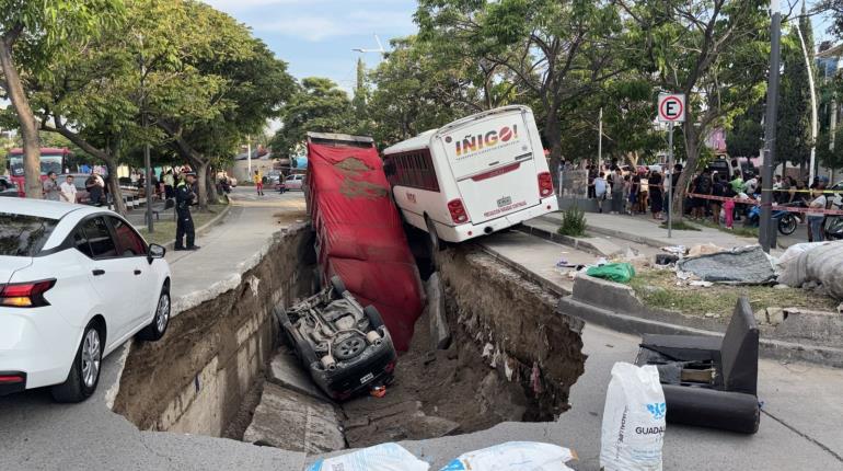 Se abre mega socavón en Guadalajara; caen 2 vehículos