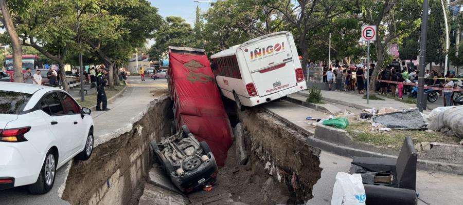 Se abre mega socavón en Guadalajara; caen 2 vehículos Se abre mega socavón en Guadalajara; caen 2 vehículos