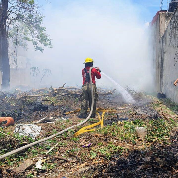 Se registra fuerte incendio de pastizal frente a Sam´s Club de Guayabal