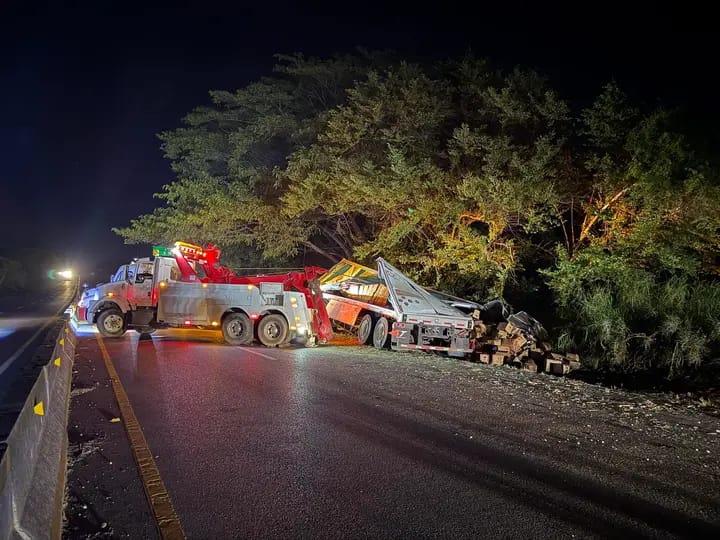 Vuelca tráiler cargado con cerveza sobre la Macuspana – Villahermosa; la rapiña no se hizo esperar