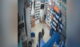 Con pistola en mano, asaltan farmacia en Paraíso