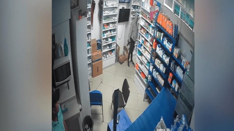 Con pistola en mano, asaltan farmacia en Paraíso