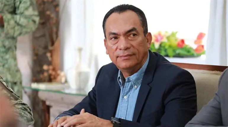 Adrián López renuncia como fiscal de Michoacán