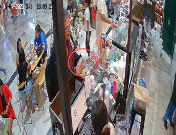 Lo exhiben robando propinas en local de Plaza Crystal