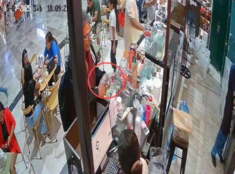 Lo exhiben robando propinas en local de Plaza Crystal Lo exhiben robando propinas en local de Plaza Crystal
