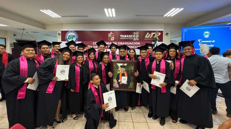 Rinden homenaje en graduación a estudiante de la UTTAB fallecido