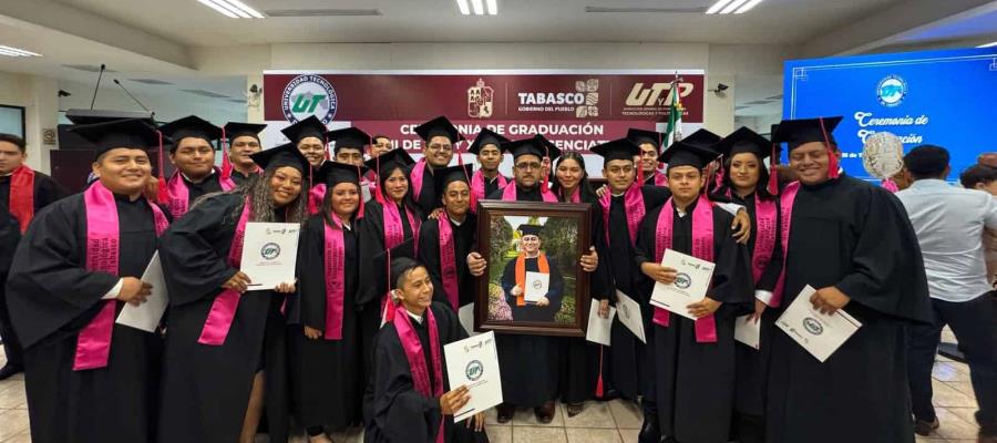 Rinden homenaje en graduación a estudiante de la UTTAB fallecido Rinden homenaje en graduación a estudiante de la UTTAB fallecido