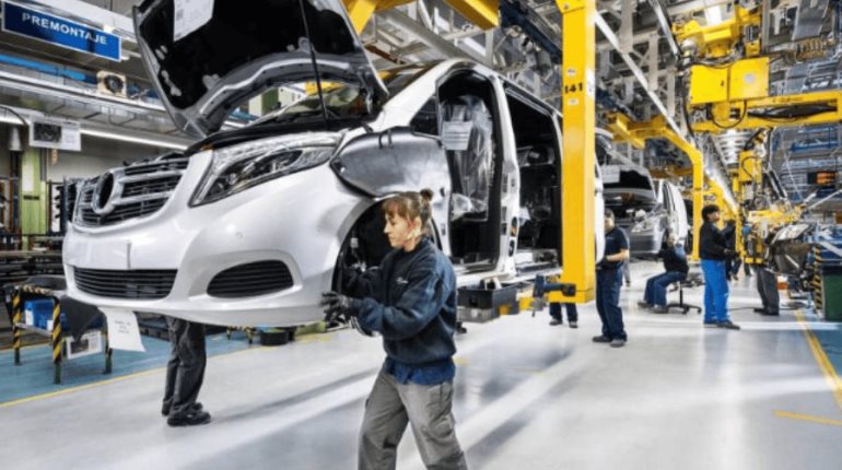 Ventas globales de Mercedes-Benz disminuyen 8% en el primer semestre de 2025