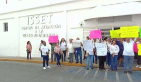 ¡Les adeudan más de 6 meses! Protestan jubilados del ISSET por falta de pagos