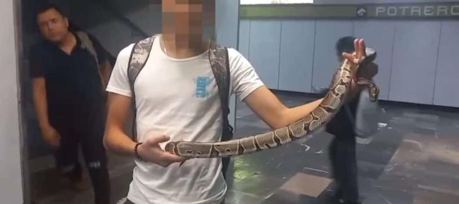Detienen a joven por ingresar con una serpiente a estación del Metro en CDMX Detienen a joven por ingresar con una serpiente a estación del Metro en CDMX