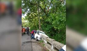 Un herido, saldo de choque contra cabezal de puente en Tacotalpa; un menor sale ileso
