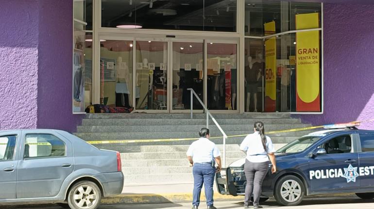 Hallan a sujeto en situación de calle sin vida en entrada de tienda departamental en Villahermosa