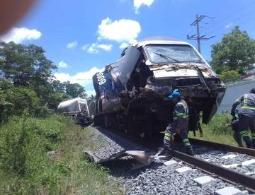 Tren Interoceánico choca con tráiler en Macuspana