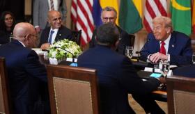 Elogia Trump a presidente de Liberia por su dominio del inglés... es idioma oficial del país africano