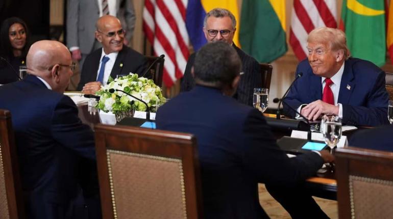 Elogia Trump a presidente de Liberia por su dominio del inglés... es idioma oficial del país africano