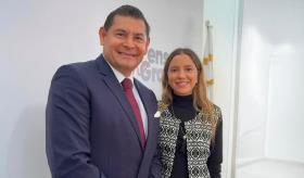 Gobernador de Puebla le truena los dedos a secretaria de Turismo y luego se disculpa