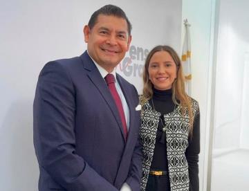 Gobernador de Puebla le truena los dedos a secretaria de Turismo y luego se disculpa