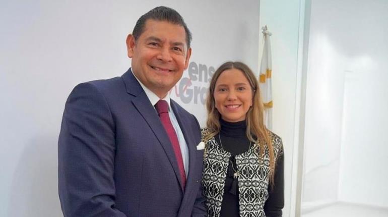 Gobernador de Puebla le truena los dedos a secretaria de Turismo y luego se disculpa