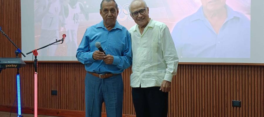 Homenajean en vida a Domingo Colín García con el Himno de la Marcha Olímpica Homenajean en vida a Domingo Colín García con el Himno de la Marcha Olímpica