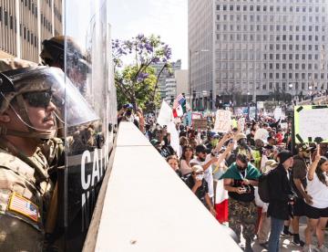 Alcaldesa de Los Ángeles firma orden ejecutiva para proteger a los migrantes de redadas