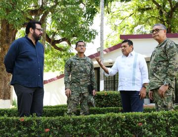 Secretario de Marina y gobernador evalúan plan contra inundaciones