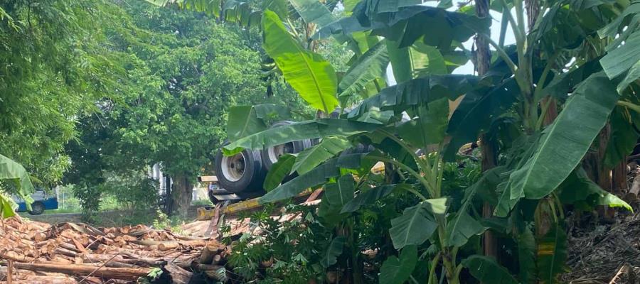 Vuelca tráiler en la Cárdenas-Huimanguillo; unidad termina fuera de la carretera Vuelca tráiler en la Cárdenas-Huimanguillo; unidad termina fuera de la carretera