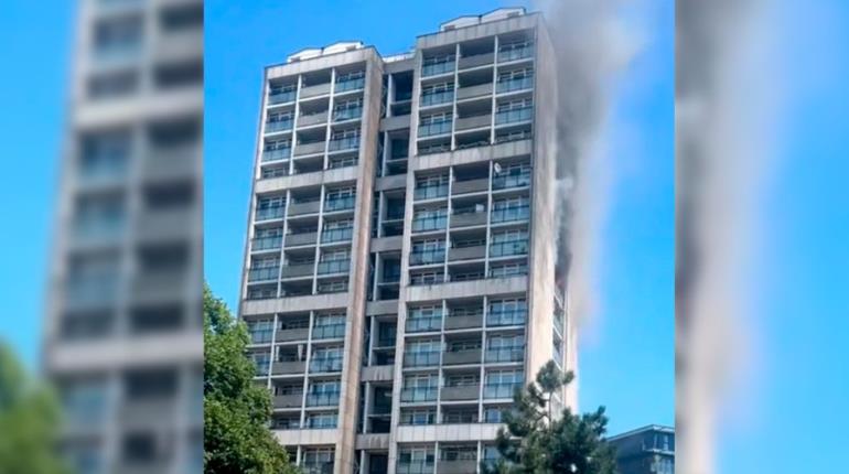 Incendio en edificio de 17 pisos en Londres moviliza a 70 bomberos